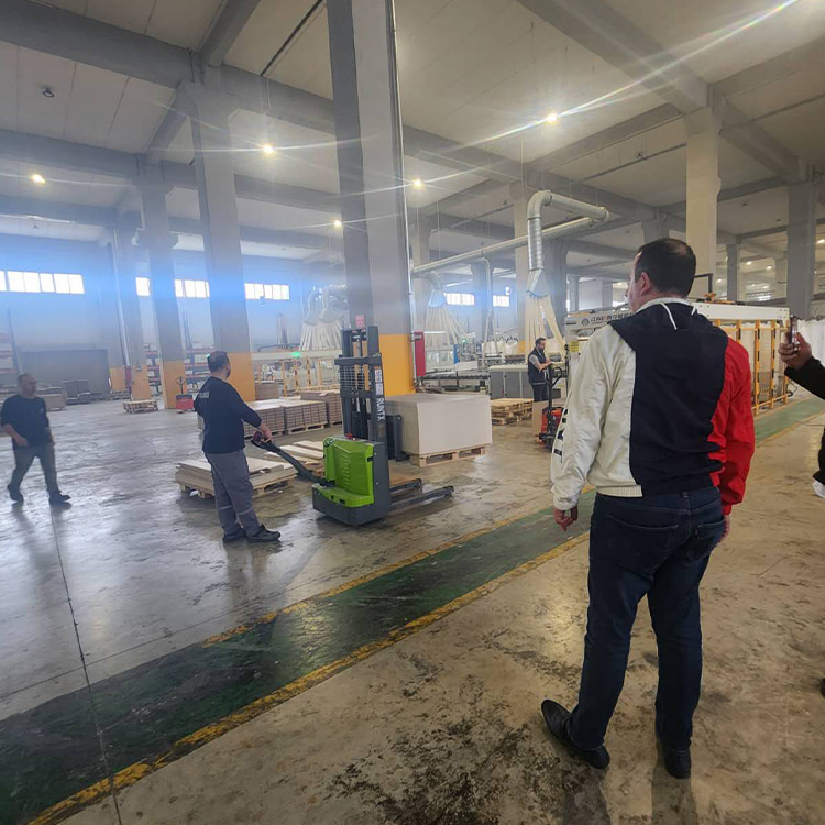 Le concessionnaire de chariots élévateurs RUNTX en Turquie effectue une inspection sur site pour évaluer l'utilisation des chariots élévateurs